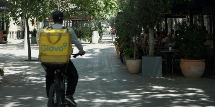 Glovo e Deliveroo davvero etiche con i rider? L'Antitrust apre due istruttorie e manda la Finanza nelle sedi