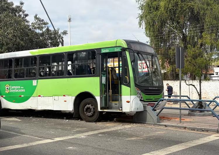 Ônibus invade ciclovia em Campos; testemunhas dizem que motorista relatou falha nos freios