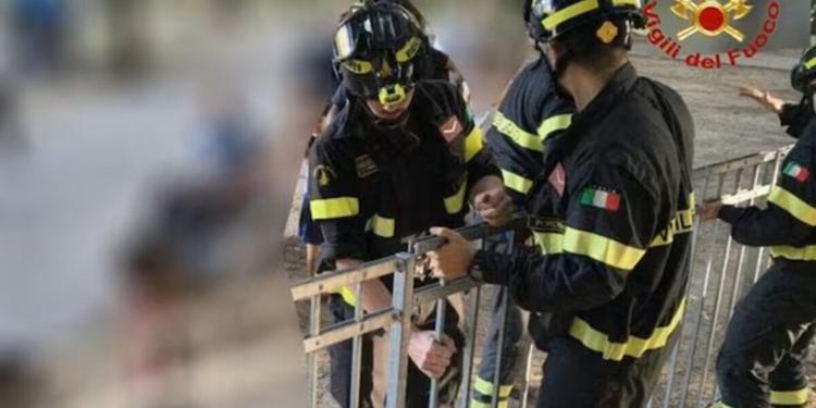 Bambino con la testa incastrata nell'inferriata al parco giochi, liberato dai vigili del fuoco a Pordenone