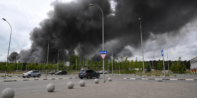 Ucraina, maxi attacco di droni sulla Russia: 555 abbattuti, la raffineria di Mosca in fiamme