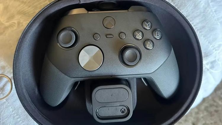 e57db77f xbox elite 3 la manette premium de microsoft en fuite avec ecran et molettes integres 1200 678 19 91 1734 1058