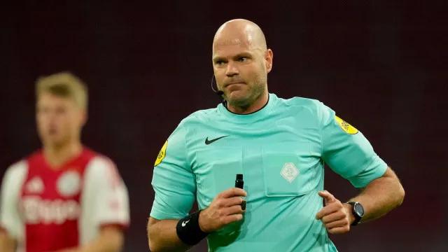 Morre Rob Dieperink, árbitro riscado da Copa do Mundo após ser detido