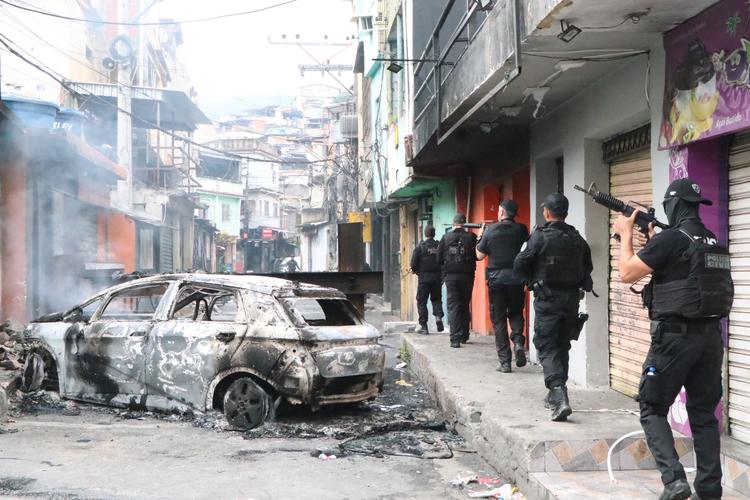 Um ano após megaoperação com 122 mortos no Alemão e na Penha, ao menos 33 alvos estão foragidos e chefes do tráfico vivem na região