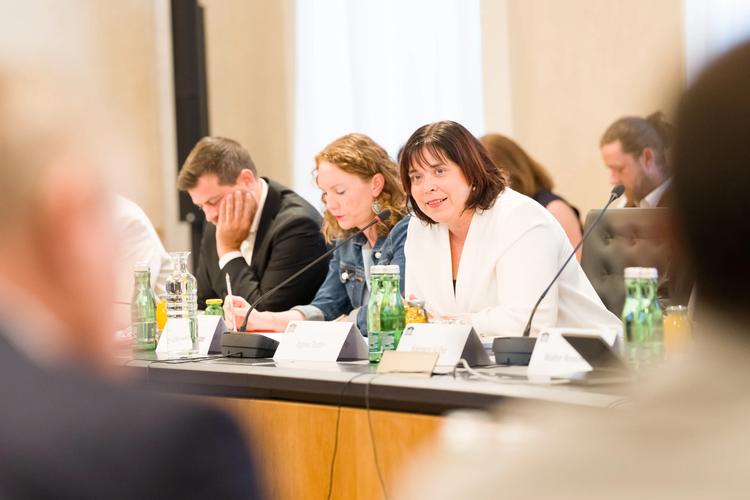 Mehr Sicherheit und Förderung für Volksgruppen