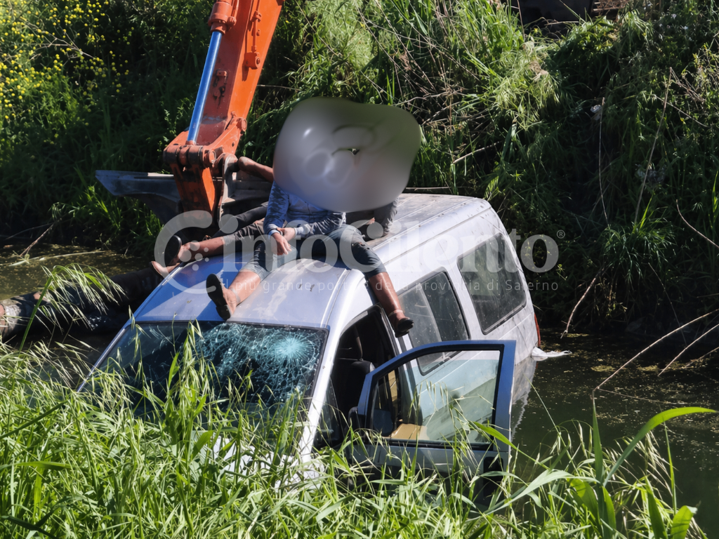 Incidente a Eboli: pulmino finisce fuori strada in località Coda di Volpe