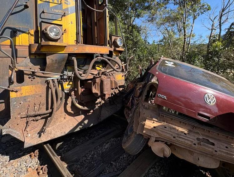 Trem arrasta carro por 200 metros, e motorista morre em MG