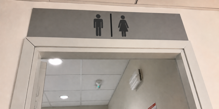 Filma donne nei bagni della Asl di Lecce, sospeso dipendente 67enne