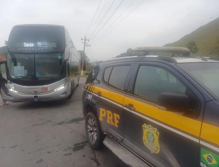 Foragido por estupro de vulnerável é preso em ônibus na Via Dutra, em Piraí