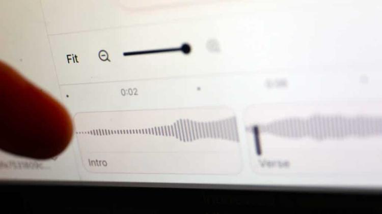Finger steuert Audio-Bearbeitungsoberfläche