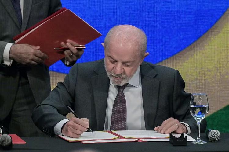 Lula assina medida que garante benefício do INSS a vítimas de violência doméstica por até 6 meses