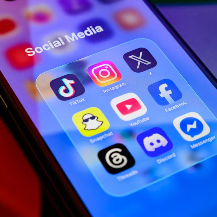 Boom di dipendenze tra giovani, social e telefonino sono le nuove droghe