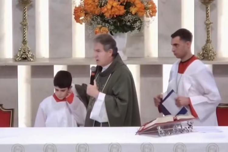 Coroinha autista estreia em missa em Curitiba e vídeo com acolhimento de padre viraliza: ‘Uma alegria muito grande no altar’