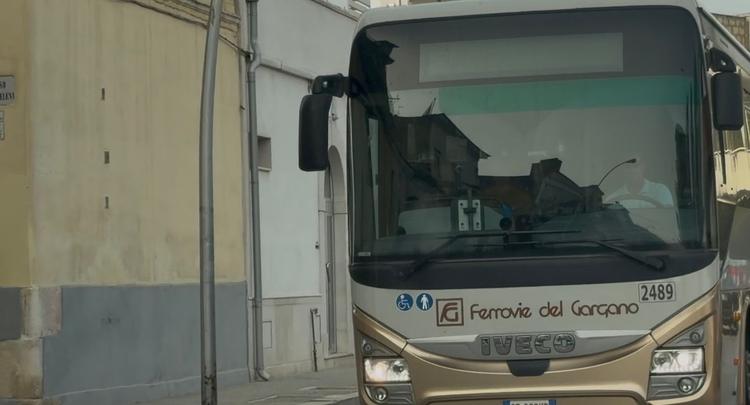 Orta Nova, dipendente in ferie riconsegna vestiti destinati in beneficienza