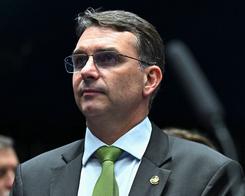 Flávio Bolsonaro anuncia que irá votar a favor do fim da escala 6x1, mas defende 'algo melhor'