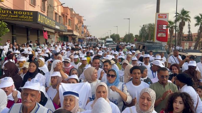 بالصور.. عشرات المتعاطفين والمناضلين يرافقون حنيش في حملته الانتخابية بالعزوزية