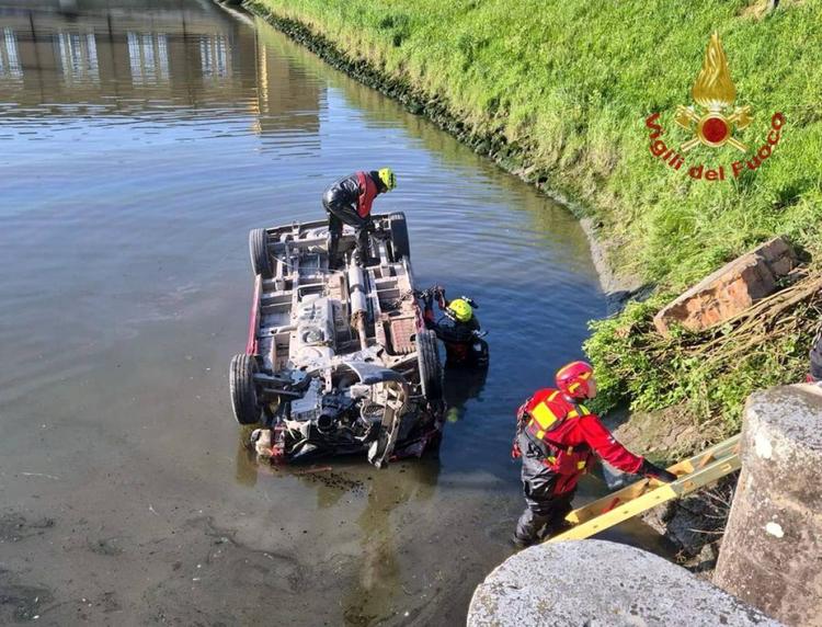 Tragedia a Chioggia: minivan finisce nel canale, tre morti