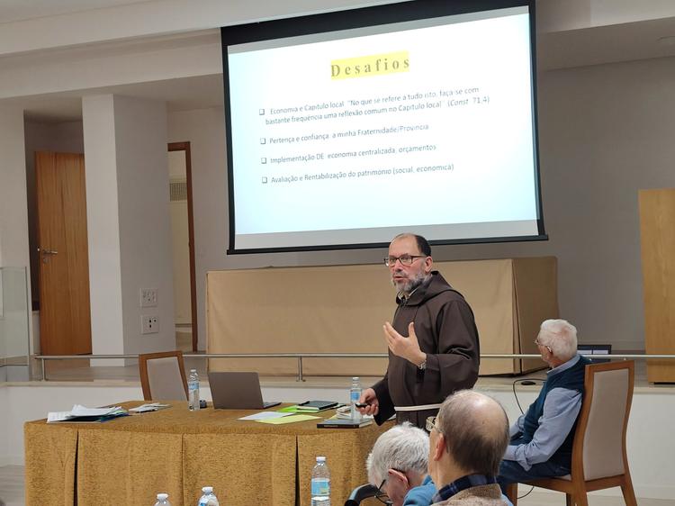 Frei Luís Leitão, durante a apresentação do relatório económico