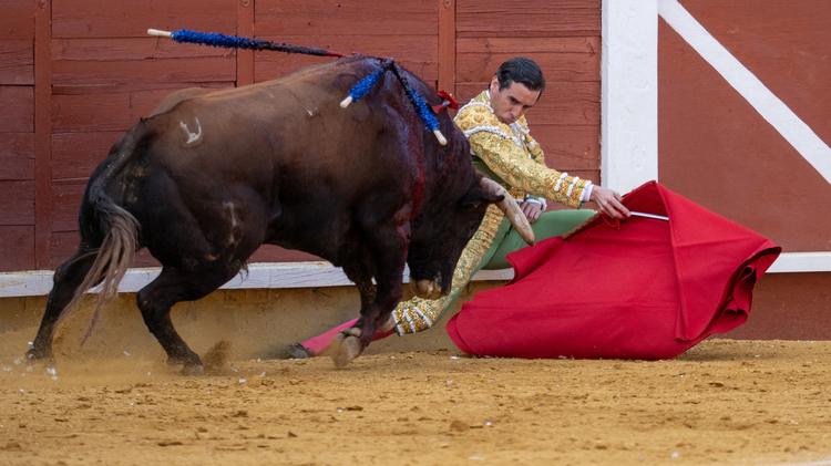 Juan Ortega se lleva la tarde en Cuenca y sale a hombros junto a Talavante