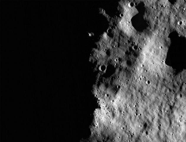 Symbolbild: Blick auf die stark beschattete Mondoberfläche und zahlreiche Krater. Copyright: NASA