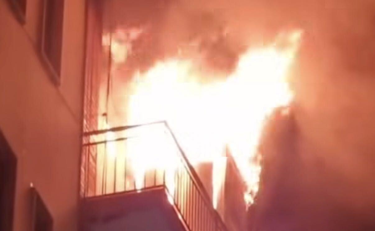 Paura a Salerno, incendio in un appartamento in via Luigi Guercio: al lavoro i Vigili del Fuoco