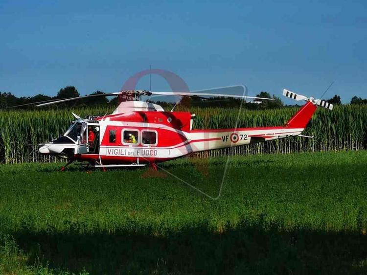 val di chy alice superiore ragazza scivola da una cascata