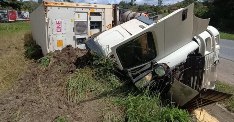 Caminhão com placas de Itajaí sai da pista e motorista morre preso às ferragens na BR-470, em Pouso Redondo