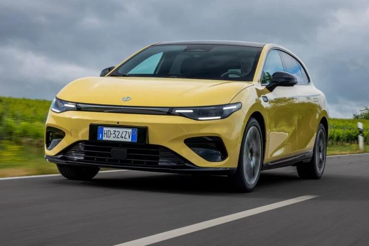 26&nbsp;000&nbsp;€ et recharge en 17 min&nbsp;: la Leapmotor B05 peut-elle terrasser la Volkswagen ID.3 Neo&nbsp;?