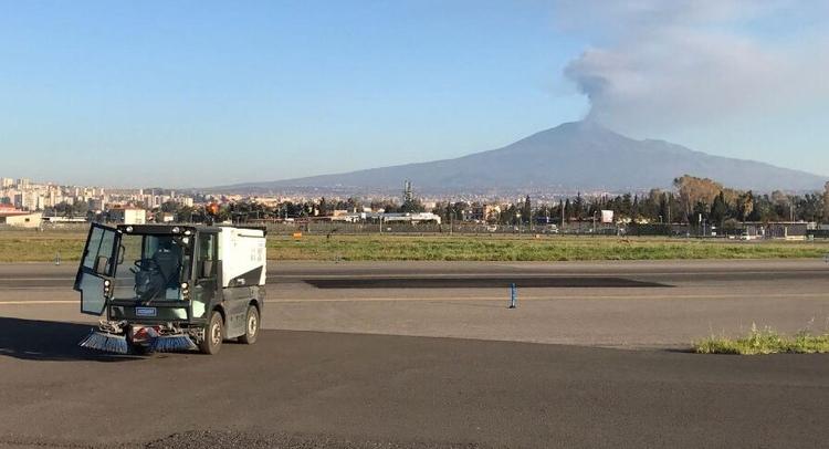 Eruzione Etna: prolungato lo stop ai voli su Catania, blocco fino alle 18. Chiuso anche lo spazio aereo di Sigonella