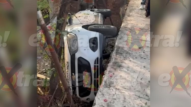 Chofer dormido estrella su taxi dentro de una vivienda en Cuernavaca