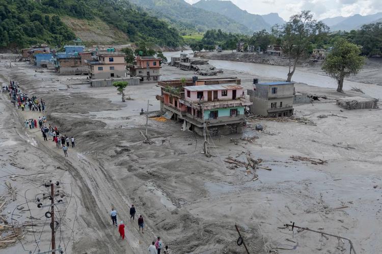 Governo do Nepal volta atrás e aceita ajuda internacional; cerca de 3 mil seguem desaparecidos