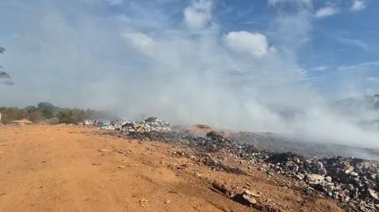 Nuvem de fumaça produzida por incêndio em lixão toma conta de Oiapoque e mobiliza Defesa Civil