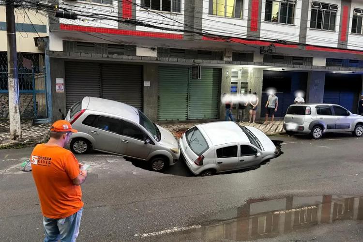 VÍDEO: Veja momento em que cratera se abre e engole dois carros após temporal no interior do RJ