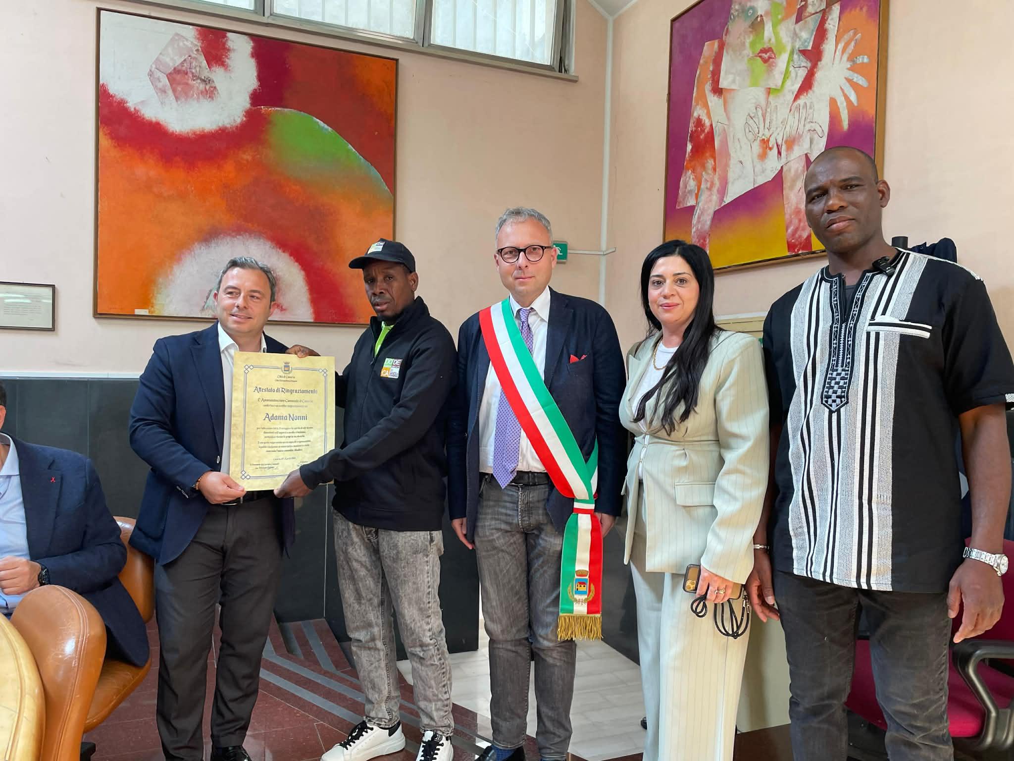 Sventa rapina di uno scooter rischiando la vita, Casoria ringrazia Adam