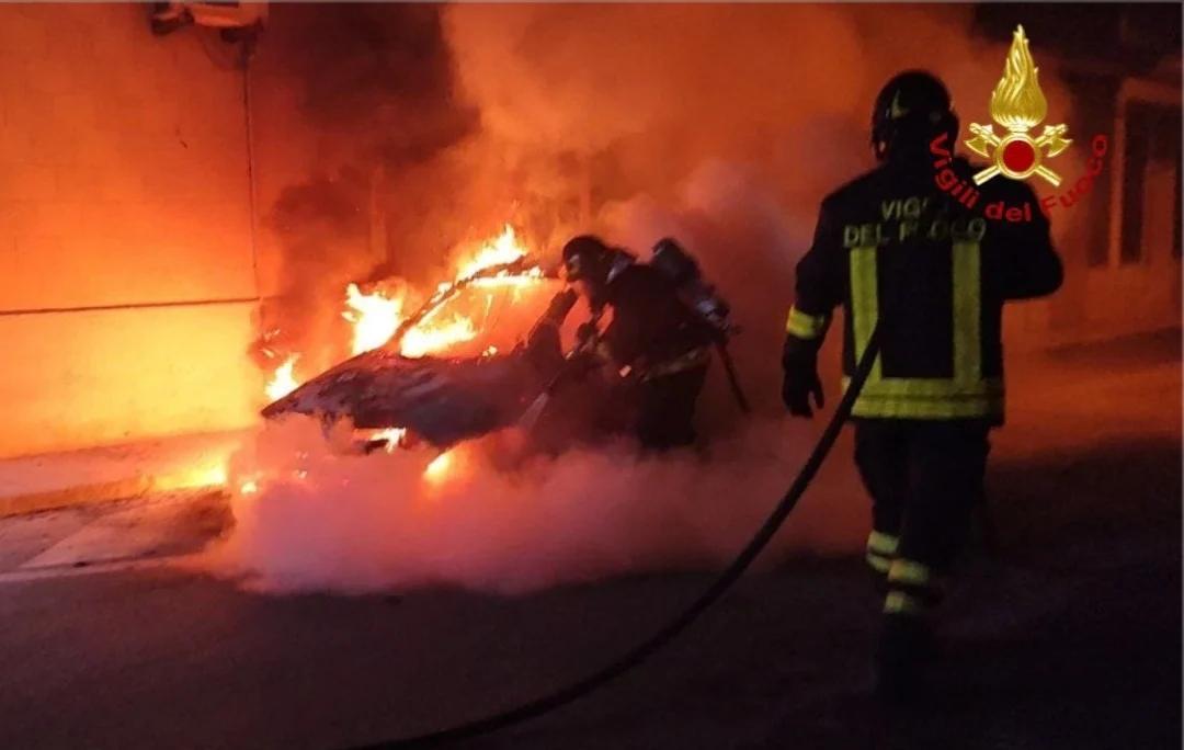 San Michele S.no: a fuoco auto in marcia, paura per gli occupanti