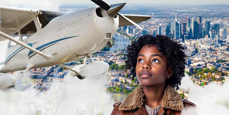  Cessna und junge Frau vor der Skyline Frankfurts