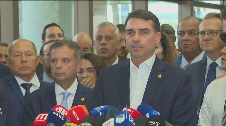 Depois de dizer que não tinha relação com Vorcaro, Flávio Bolsonaro admite visita ao banqueiro após 1ª prisão do dono do Master