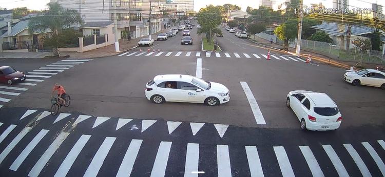 Cruzamento entre as avenidas Benjamin Constant e Circular recebe nova sinalização e faixa elevada