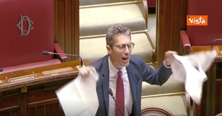 “È un colpo di Stato”. Riccardo Magi protesta in Aula, viene espulso e occupa l’emiciclo