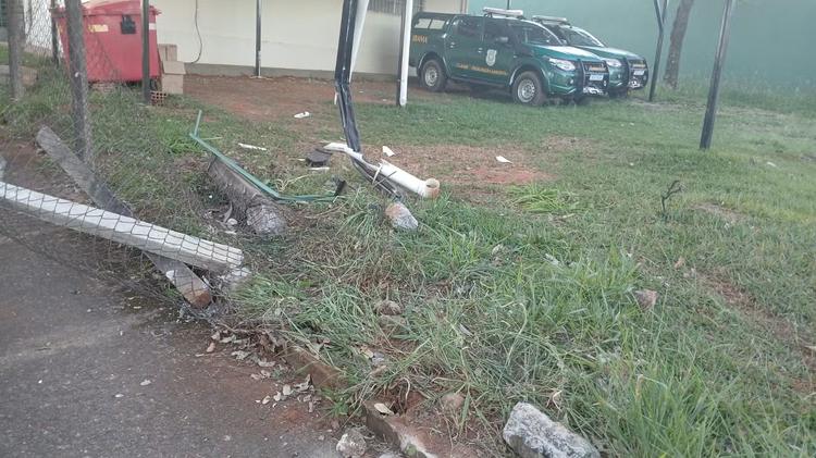 Carro atinge portão, alambrado e garagem do Ibama em Uberlândia; VÍDEO