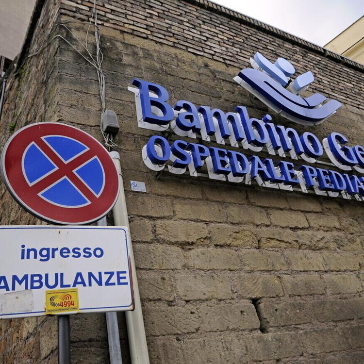Catanzaro: bimbo di 4 anni travolto dall'auto del padre, è grave