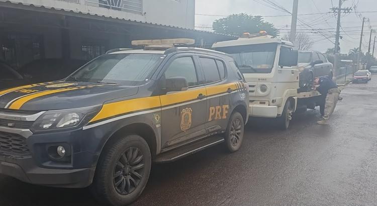 PRF intercepta mais de 120 quilos de maconha escondidos em carro transportado por guincho