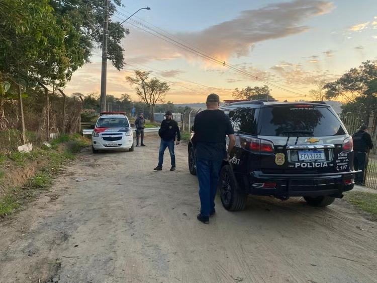 Suspeito de assassinar homem a tiros em São José é identificado e tem prisão decretada