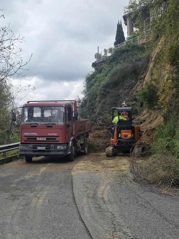 ⚠️ AVVISO ALLA CITTADINANZA ⚠️ Si comunica che sono in corso i lavori per rimuovere la frana che si è verificata nel cen...