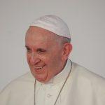 Positiva a convalescência pós-operatória, o Papa se alimenta regularmente