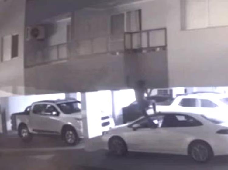 VÍDEO: Ladrão escala prédio, invade apartamento e sai com itens enrolados em cortina em Uberlândia