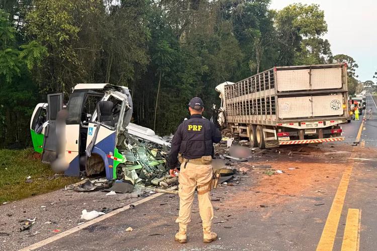 Sobreviventes de acidente que deixou 23 mortos passam por exames no Paraná