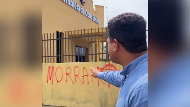 Igreja é pichada com mensagem de ódio contra cristãos no MS: “Morram”