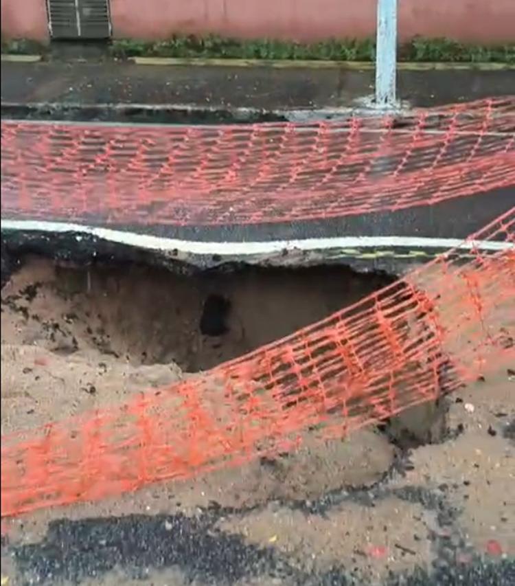 Trecho da Avenida Romualdo Galvão é interditado por causa de cratera