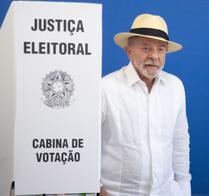 Lula vota em São Bernardo do Campo (SP) acompanhado de aliados