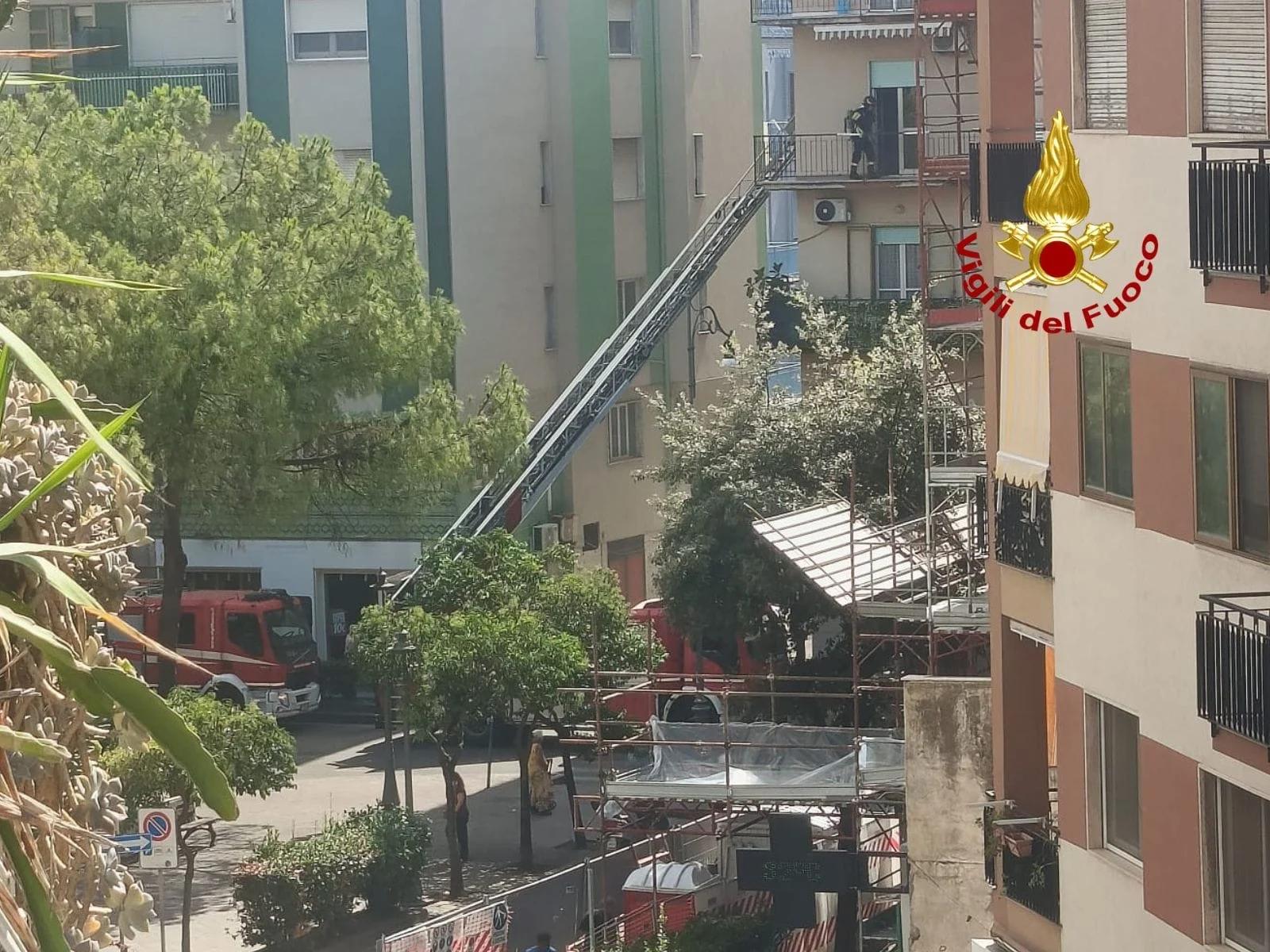 Incendio in un appartamento a Salerno: rapido intervento dei Vigili del Fuoco in via Posidonia